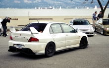 Белый Mitsubishi Lancer на встрече любителей автомобилей